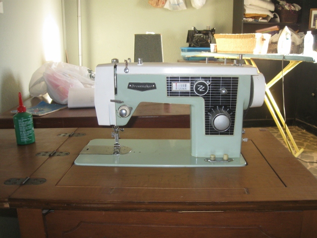 Please help me figure out model of this Dressmaker Deluxe ZigZag machine! -  Quiltingboard Forums