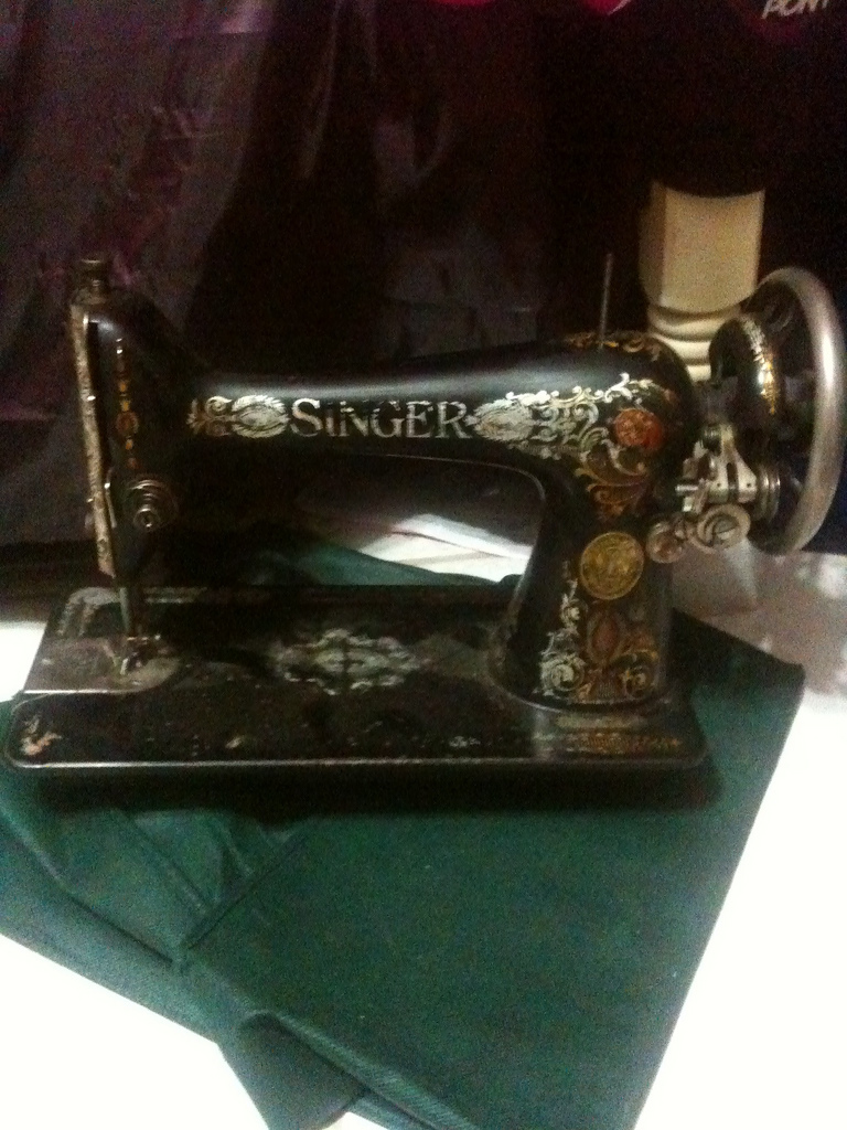 cleaning inside a singer red eye 66
