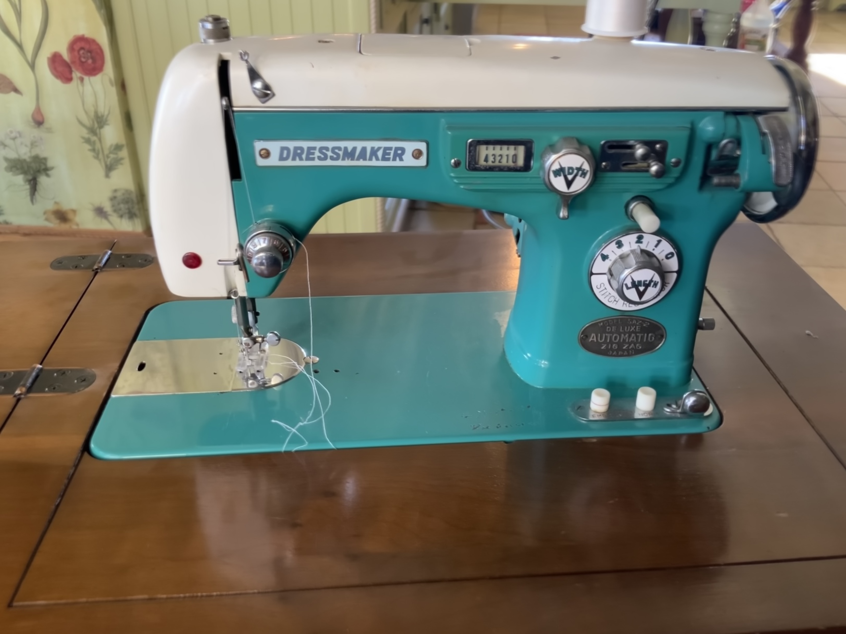 Vintage Visetti Super De Luxe Zig Zag Sewing Machine #148199